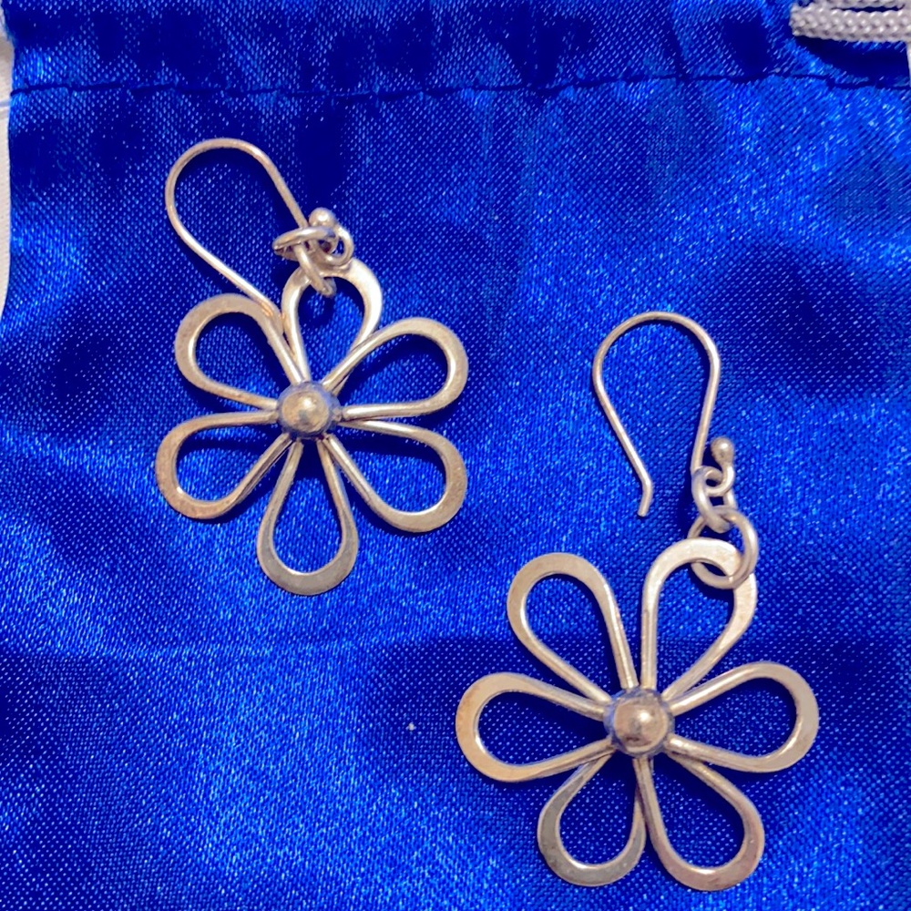 Silver dangle flower earrings.